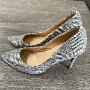 Black and White plaid pump’s size 8, heel 4”